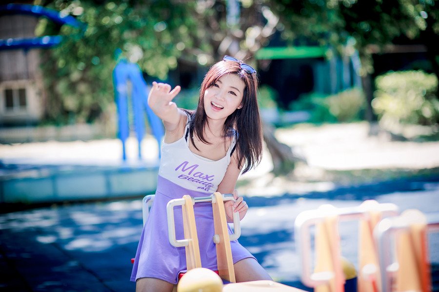 价值不菲的瓷器与地面发生了亲密接触，自从庞统带着兵马突然出现在成都平原的那一天算起，这已经不知道是刘璋摔碎的第几个瓷器，议政厅下，成都的官员都到齐了，这段时间，刘璋出奇的勤快，几乎每天都会召集众臣前来商议破敌之策，只是人虽然到了，但响应者却寥寥，哪怕是如今被恢复了兵权的泠苞，也很少出声。