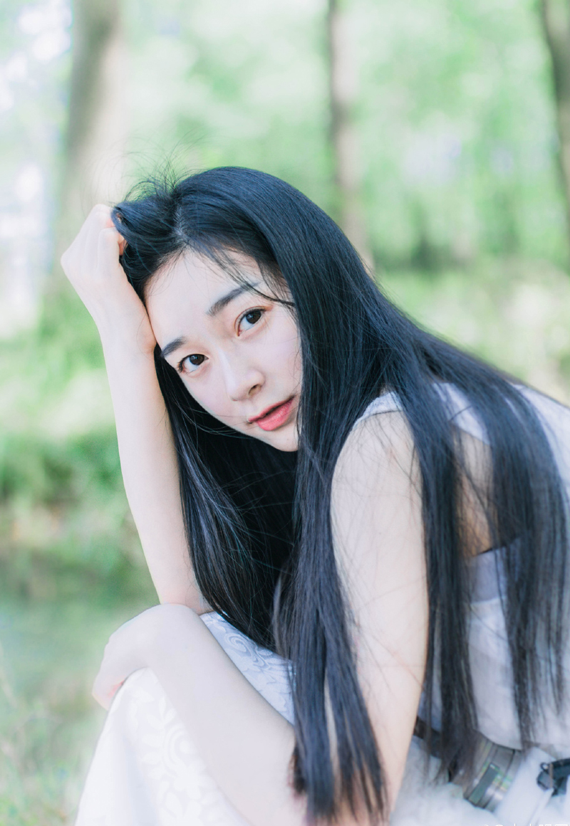 挥挥手，身后百名虎卫战士迅速停下，副统领上前，疑惑的看了虎卫统领一眼：“怎么了？”